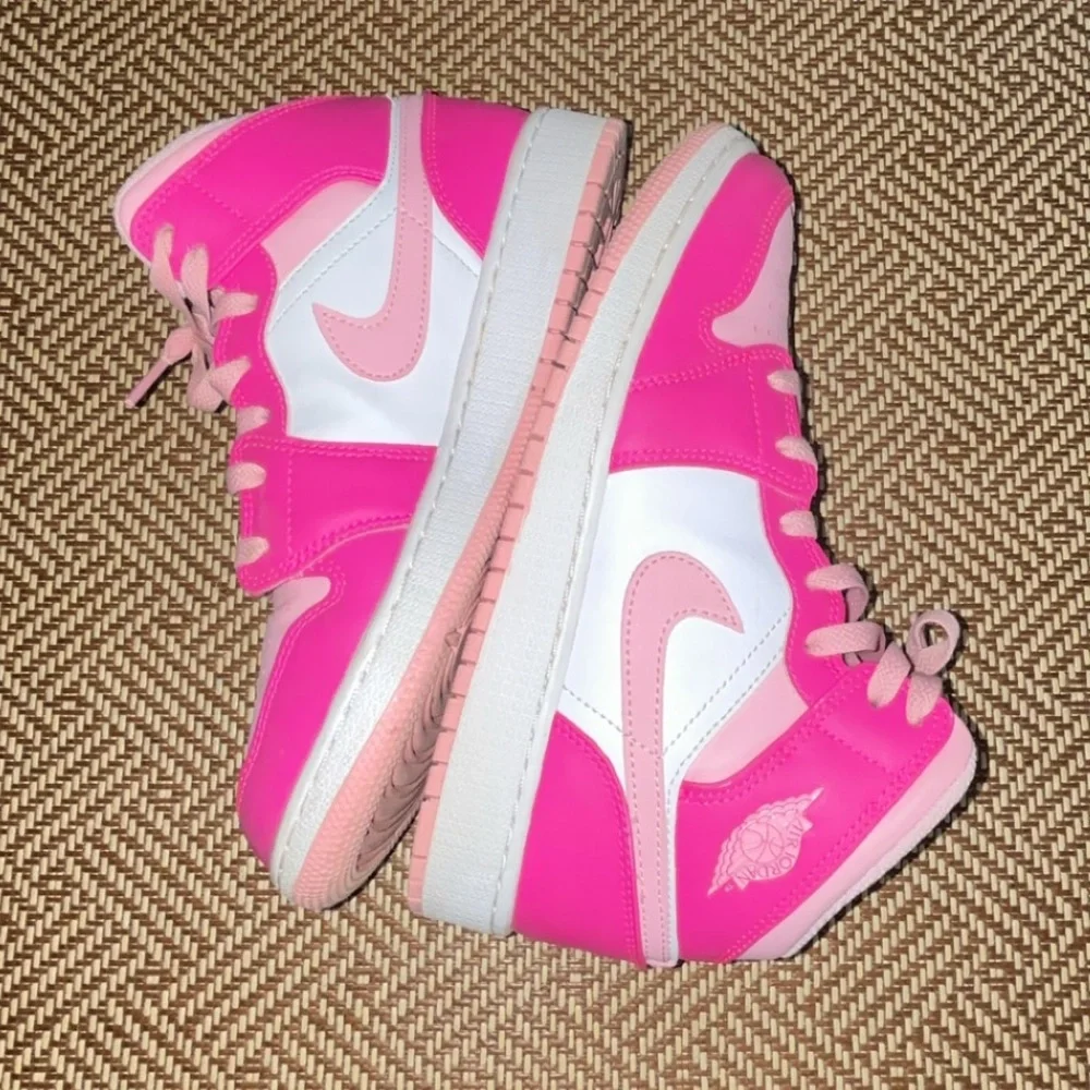 Nike Air Jordan White and Pink - Picture 4 of 9